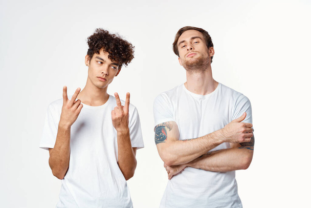kaksi kaveria valkoisissa t-paidoissa ystävyyden vieressä viestintä tunteita - Valokuva, kuva