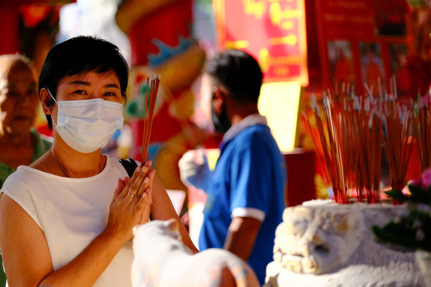 Azjatki noszą maski zapobiegające chorobom zakaźnym podczas epidemii.. - Zdjęcie, obraz