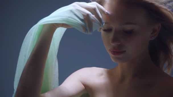 όμορφη γυναίκα σε ύφασμα σιφόν απομονωμένη σε γκρι - Πλάνα, βίντεο