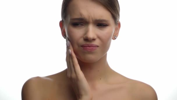 Hübsche Frau leidet unter Zahnschmerzen auf Weiß   - Filmmaterial, Video