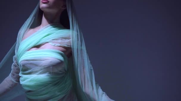 clignotant éclairage sur jeune femme en robe de mousseline de soie sur bleu - Séquence, vidéo