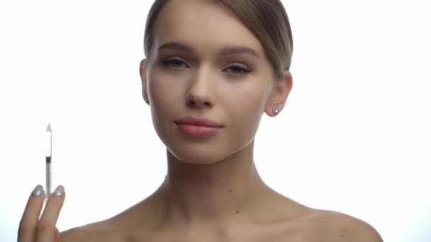seringue femme heureuse avec injection de beauté sur blanc  - Séquence, vidéo
