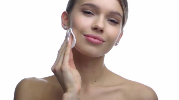 onnellinen nainen poistaa meikki puuvilla pad eristetty valkoinen  - Materiaali, video