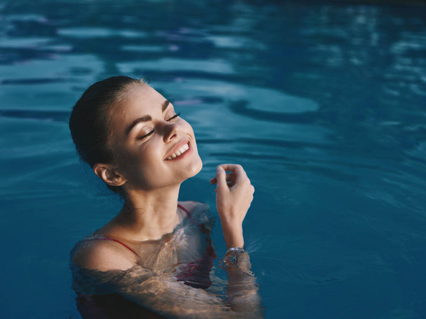 iloinen nainen Uinti uima-altaassa rentoutumista nautintoa luonto - Valokuva, kuva