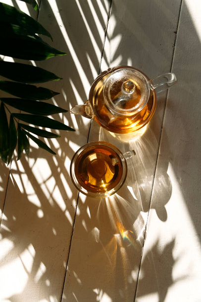 tea in a teapot in the sun on background, close up - Foto, immagini