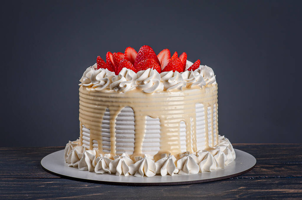 Taze çilekle kaplı güzel bir doğum günü pastası. Gri arka plan. Boşluğu kopyala - Fotoğraf, Görsel