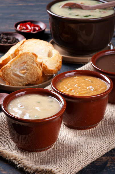 Különböző húsleves, bab, kasszava és zöld leves. Téli élelmiszer - Fotó, kép