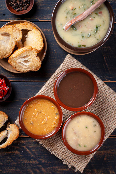 Különböző húsleves, bab, kasszava és zöld leves. Téli étel. Felülnézet - Fotó, kép