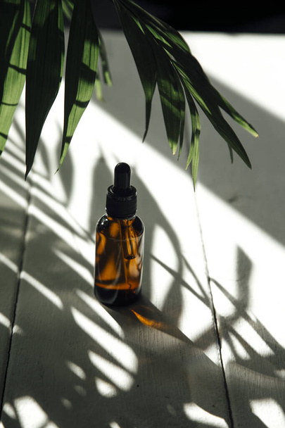 Skleněná láhev s kosmetickým esenciálním olejem. Organický přírodní produkt. - Fotografie, Obrázek
