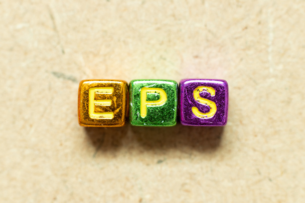 Color metálico alfabeto letra bloque en la palabra EPS (Abreviatura de ganancias por acción) sobre fondo de madera - Foto, imagen