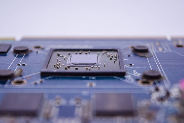 Procesadores de tarjetas gráficas. Vista macro de una placa de circuito electrónico futurista con microchips y procesadores. Tecnología Concepto de fondo. Enfoque selectivo - Foto, Imagen