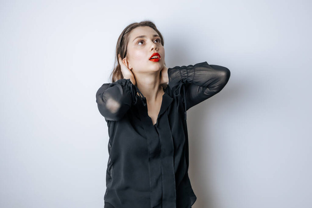 A woman with red lips on a gray background - Foto, afbeelding