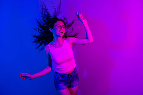 Портрет беззаботной возбужденной девушки закрытые глаза наслаждаться выходные дискотека охлаждения изолированы на градиентном фоне - Фото, изображение