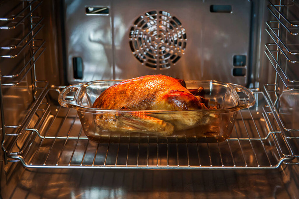 Apetyczna chrupiąca kaczka pieczona w domowym piekarniku elektrycznym - Zdjęcie, obraz