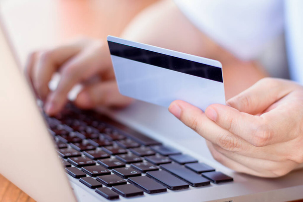 Online-maksu. Nainen pitää luottokorttia kädessään ja käyttää kannettavaa. Verkkokauppa - Valokuva, kuva
