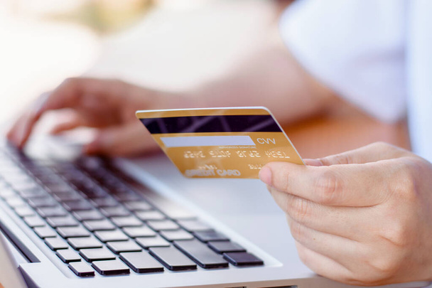 Online-maksu. Nainen pitää luottokorttia kädessään ja käyttää kannettavaa. Verkkokauppa - Valokuva, kuva