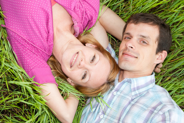 緑の芝生上の若者たちの愛のカップル - 写真・画像