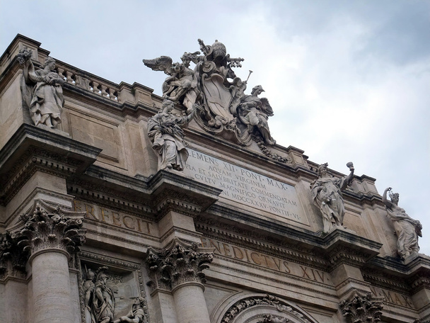 la partie supérieure du bâtiment à Fountain Trevi in ? ? Rome
 - Photo, image