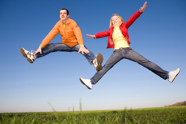 Felice sorridente coppia che salta in cielo
 - Foto, immagini