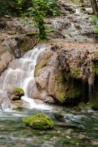 watervallen en watervallen in bos - Foto, afbeelding