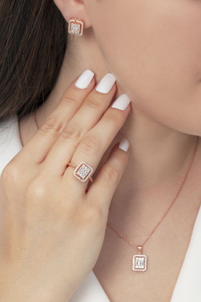 Nabízí dámě krásné šperky set s dobře upravenými nehty. náhrdelník, náušnice a prsten se stříbrem, diamantem, zlatem. - Fotografie, Obrázek