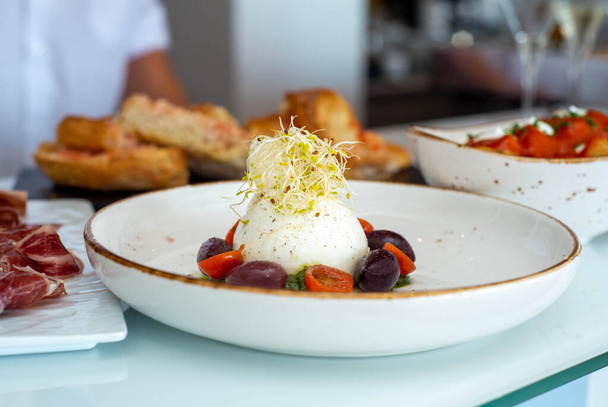 Hervorragende Gourmet-Version eines Caprese-Salats mit Büffelmozzarella - Foto, Bild