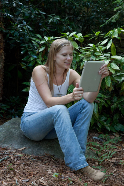 Schöne Blondine im Freien mit dem Computer-Tablet - Foto, Bild