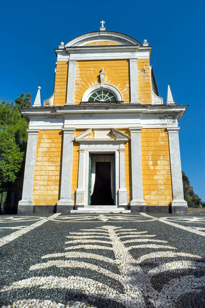 Portofino, Itálie, 13 / 09 / 2020: Kostel sv. Jiří, postavený v roce 1154, který zachovává uvnitř památek sv. Jiří, patrona města. - Fotografie, Obrázek