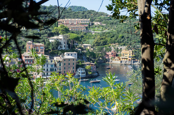 Πανόραμα Portofino, ένα μικρό ιταλικό ψαροχώρι, επαρχία Γένοβας, Ιταλία. Ένα θέρετρο διακοπών με γραφικό λιμάνι και με διάσημους και καλλιτεχνικούς επισκέπτες. - Φωτογραφία, εικόνα