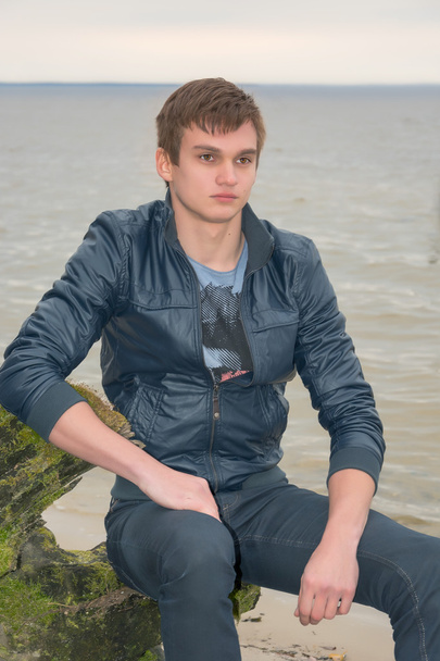 Un joven frente al mar
. - Foto, imagen