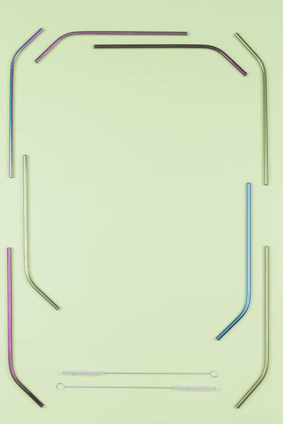 Многоцветные многоразовые соломинки из нержавеющей стали на пастельном фоне. Вид сверху, пространство для копирования - Фото, изображение