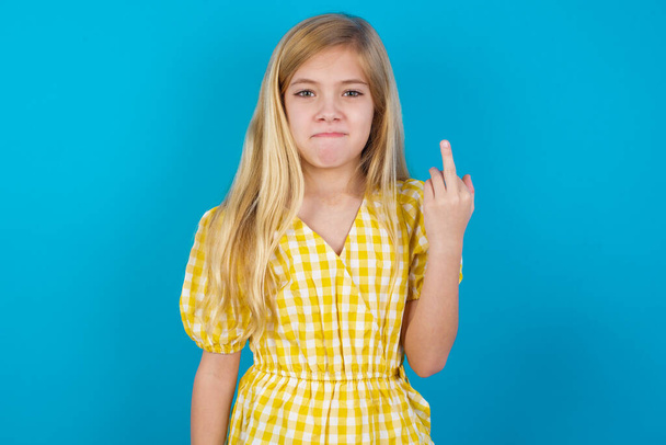 schöne kaukasische Mädchen zeigt Mittelfinger schlechtes Zeichen bittet nicht zu stören. Provokation und unhöfliche Haltung. - Foto, Bild