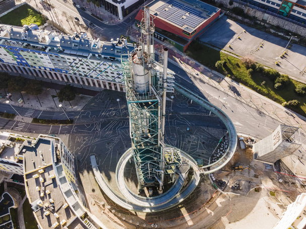 Lissabon, Portugal - 14 februari 2021: Uitzicht vanuit de lucht op de Galp Tower, een oud olieraffinaderijcomplex in onbruik geraakt bij Universal Exposition in het industriegebied van Lissabon, Lissabon, Portugal. - Foto, afbeelding