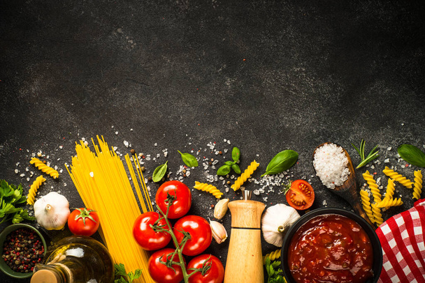 Pâtes alimentaires, huile d'olive, épices, basilic et tomates fraîches. - Photo, image