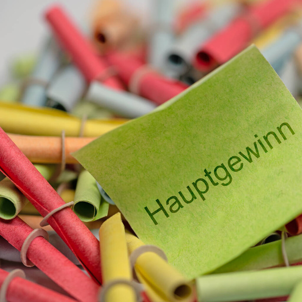 Kolorowy bilet loterii z tekstem "Hauptgewinn", tłumaczenie "główna nagroda" - Zdjęcie, obraz