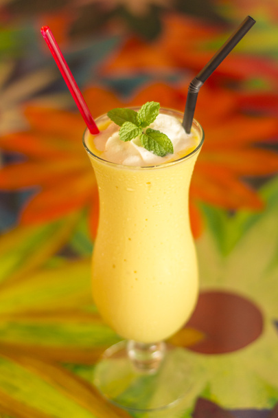 deliciosos e saudáveis smoothies feitos com frutas tropicais em um restaurante de Melaka - Foto, Imagem