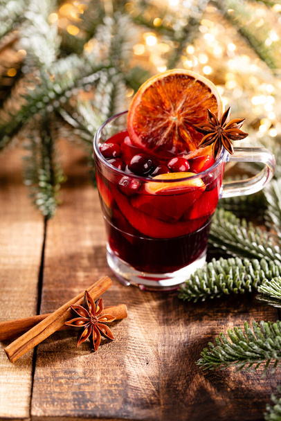 Christmas mulled wine with spices on a wooden rustic table. - Foto, immagini