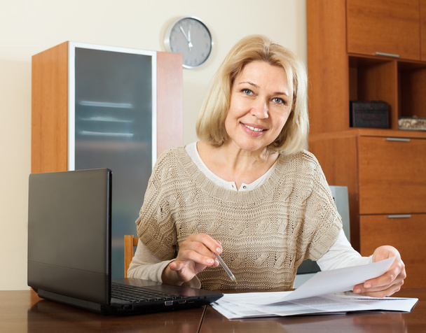 woman with financial documents - Foto, Imagen