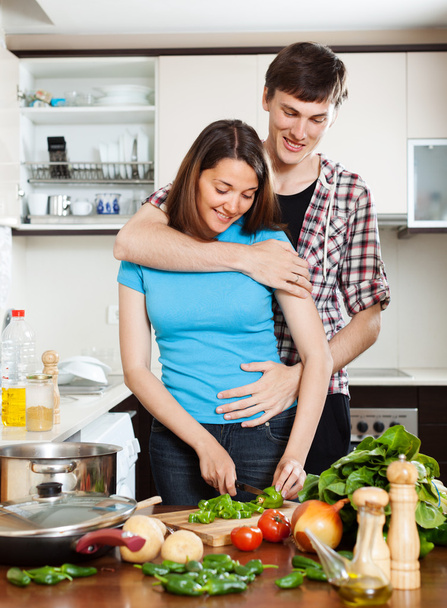  man flirting with  pretty girl in  kitchen - Foto, afbeelding