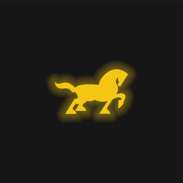 Grande cavallo nero camminare lato silhouette con coda e un piede fino giallo brillante icona al neon - Vettoriali, immagini