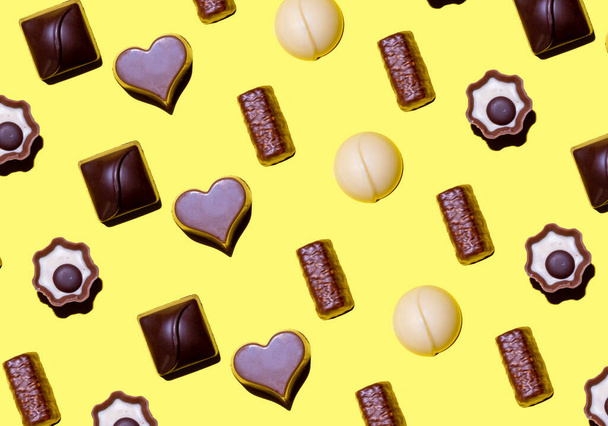 Μοτίβο σοκολατάκια διαφόρων τύπων σοκολατάκια. Διεθνής ημέρα σοκολάτας - Φωτογραφία, εικόνα