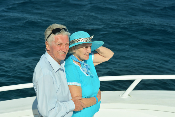 Старшая пара катается на лодке
 - Фото, изображение