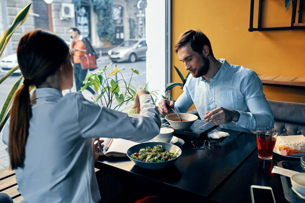 empleados en la mesa en el almuerzo cafetería cocinar mujeres y hombres - Foto, Imagen