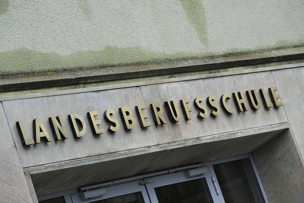 Almanca bir meslek okulu tabelası (Berufsschule), özel bir iş için beceri sağlama okulu  - Fotoğraf, Görsel