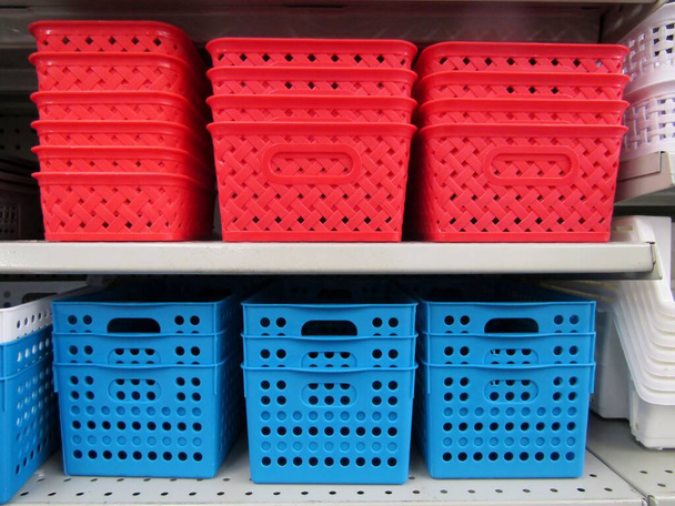 Корзины для хранения красной и синей пластиковой сетки - Фото, изображение
