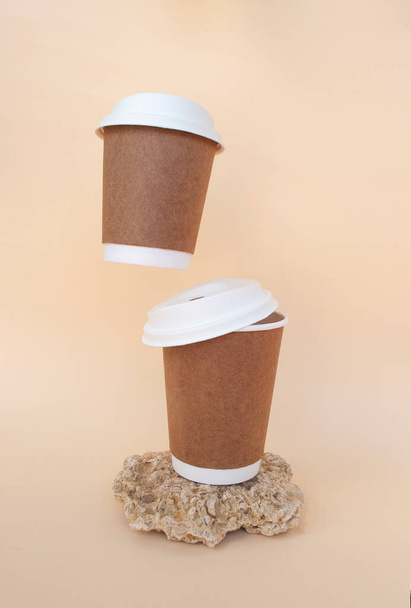 Biyoayrıştırılabilir beyaz kapaklı kahverengi kahve fincanları.. - Fotoğraf, Görsel