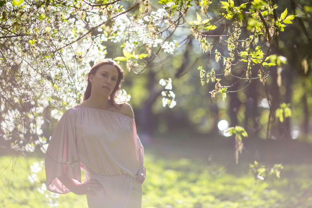 Красива молода леді в саду вишневих квітів
 - Фото, зображення