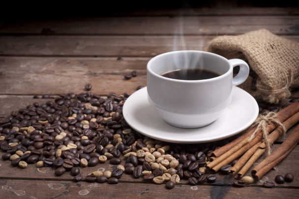 tasse à café et soucoupe sur une table en bois. Fond sombre. - Photo, image