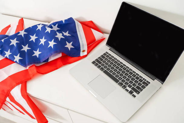USA vlag met laptop, onafhankelijkheidsdag online - Foto, afbeelding