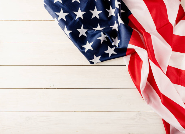4 Temmuz, Bağımsızlık Günü ABD. Beyaz ahşap zemin üzerinde ABD ulusal bayrağının üst görünümü, düz üst görünüm yatar, boşluk kopyala - Fotoğraf, Görsel